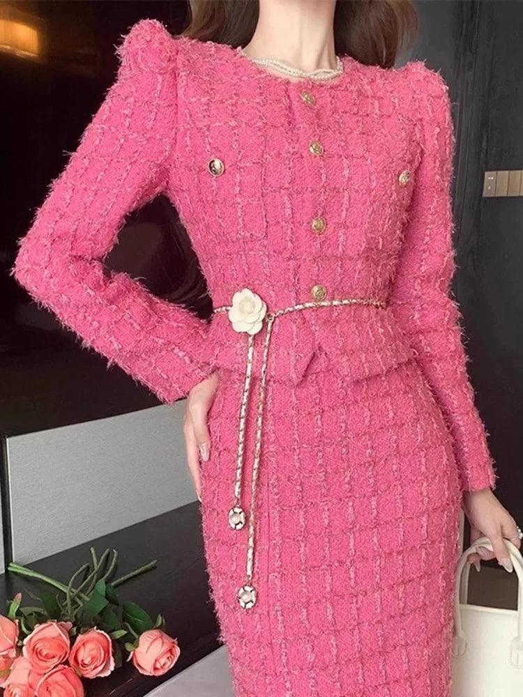 Elegante conjunto de falda y cárdigan de tweed rosa